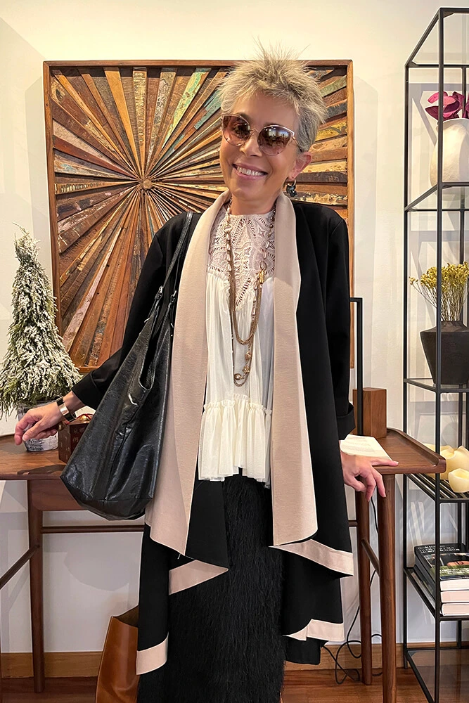 Abrigo bicolor con bajo redondeado