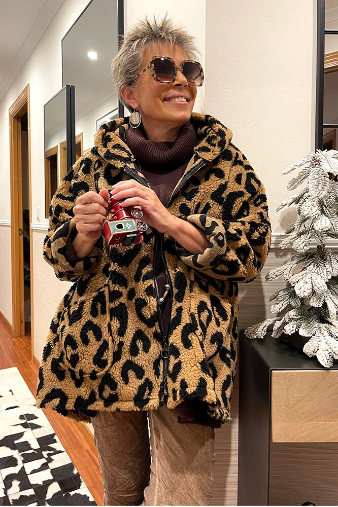 Chaqueta en tejido tipo borreguito con estampado de animal print