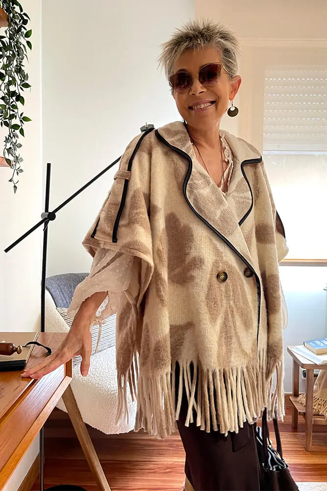 Chaqueta / poncho de lana cepillada con estampado floral