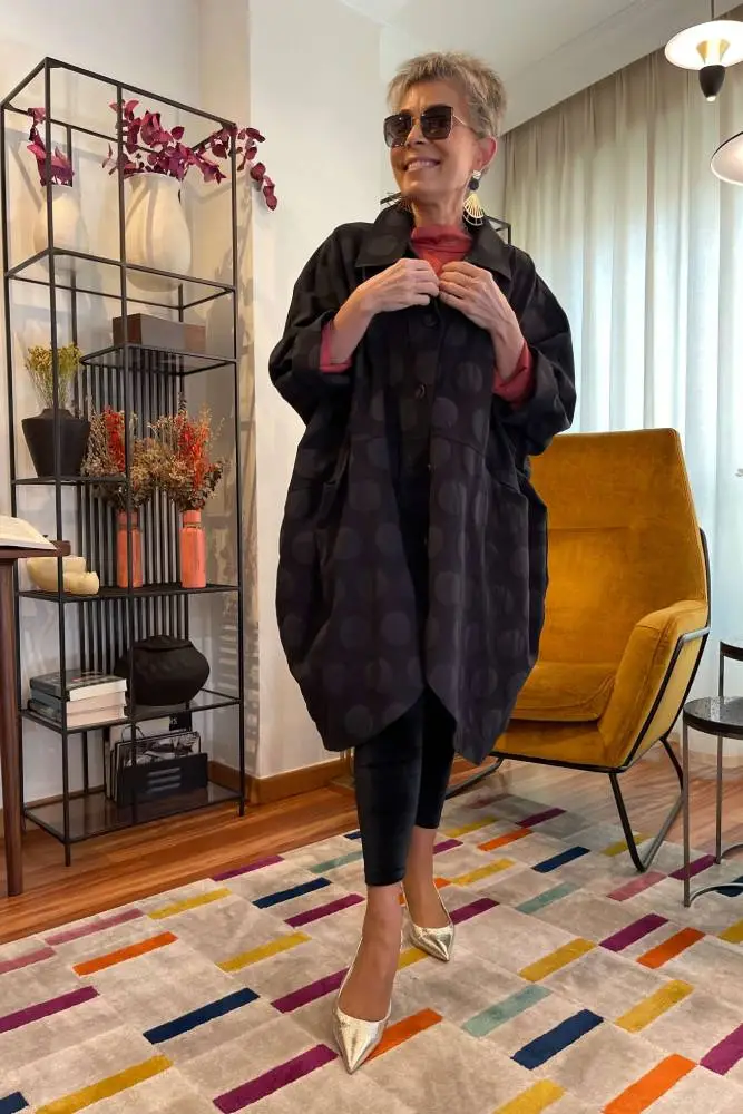 Abrigo negro de corte oversize con bajo ligeramente globo