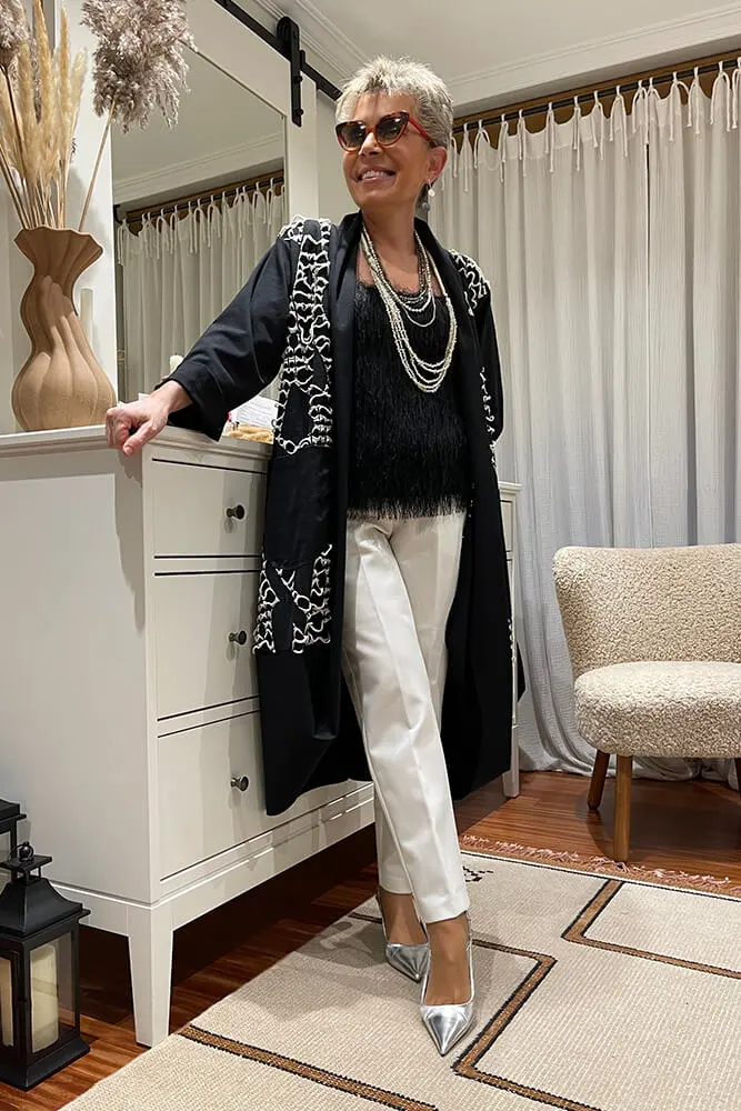 Abrigo en color negro con bordados contrastantes