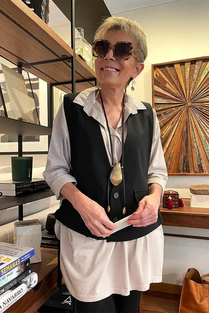 Chaleco en color negro abierto por los laterales