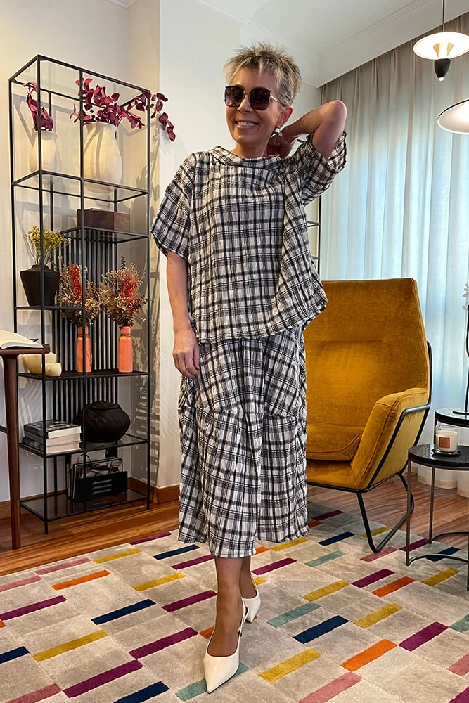 Falda con estampado de cuadros en tejido efecto arrugado