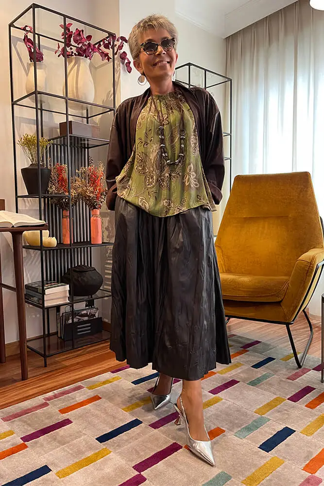 Falda de largo midi con tejido plisado