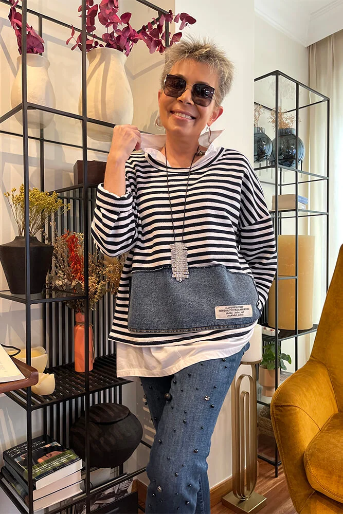 Top de algodón con estampado de rayas en blanco y azul marino