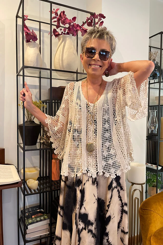 Top de crochet calado en tonos natural y blanco