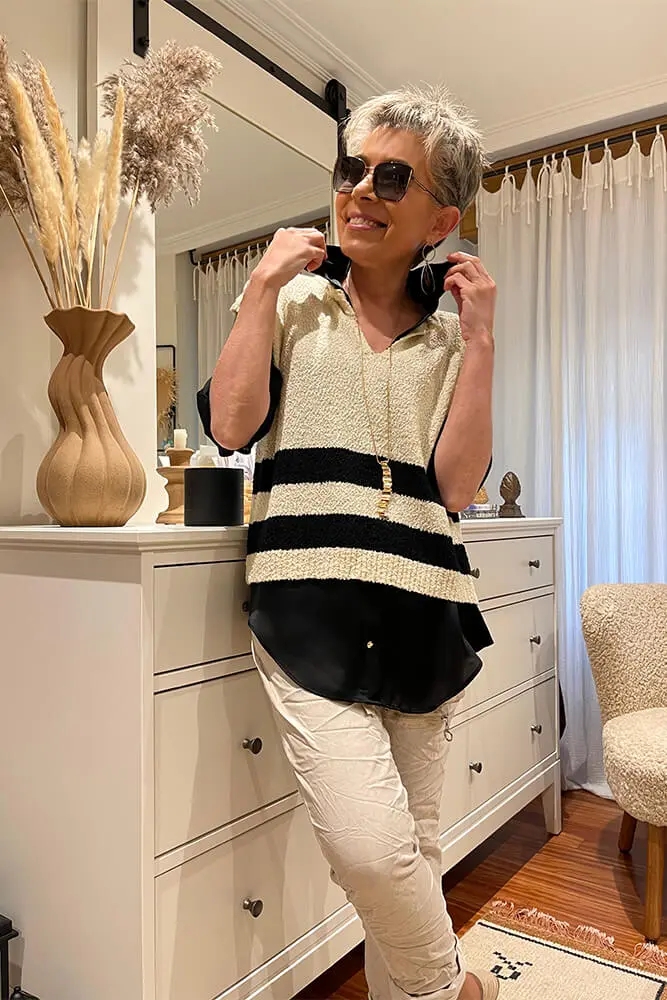 Top de punto con detalle de franjas contrastantes