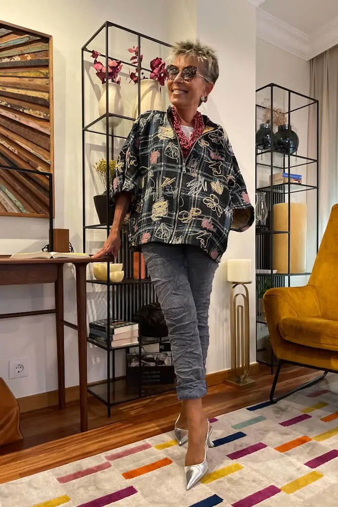 Chaqueta con estampado de cuadros y garabatos superpuestos