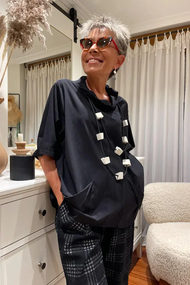 Top de corte oversize con cuello chimenea