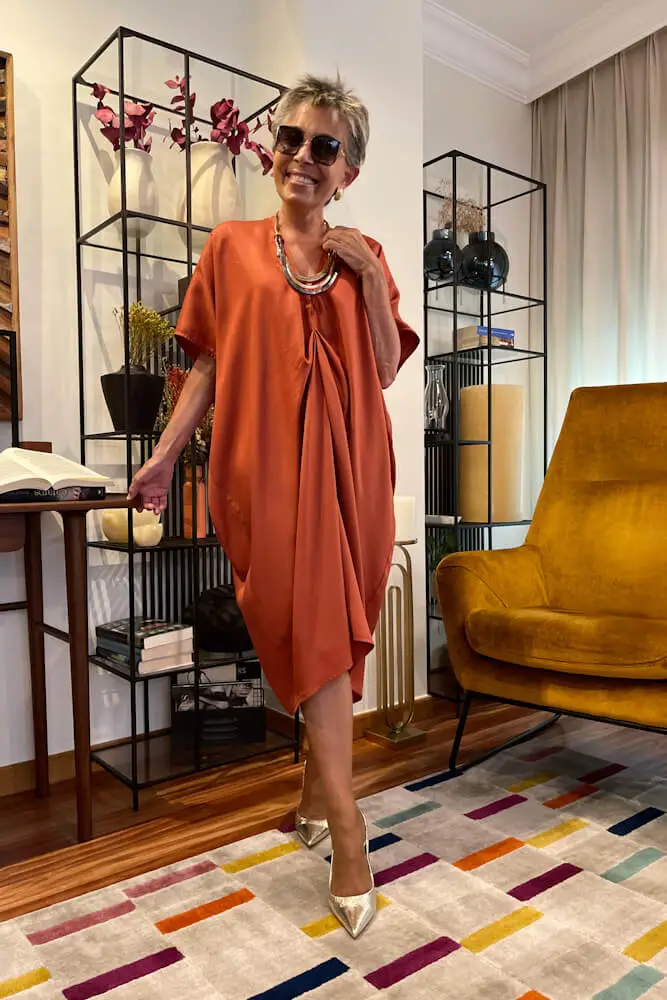 Vestido tipo túnica de largo midi y corte fluido