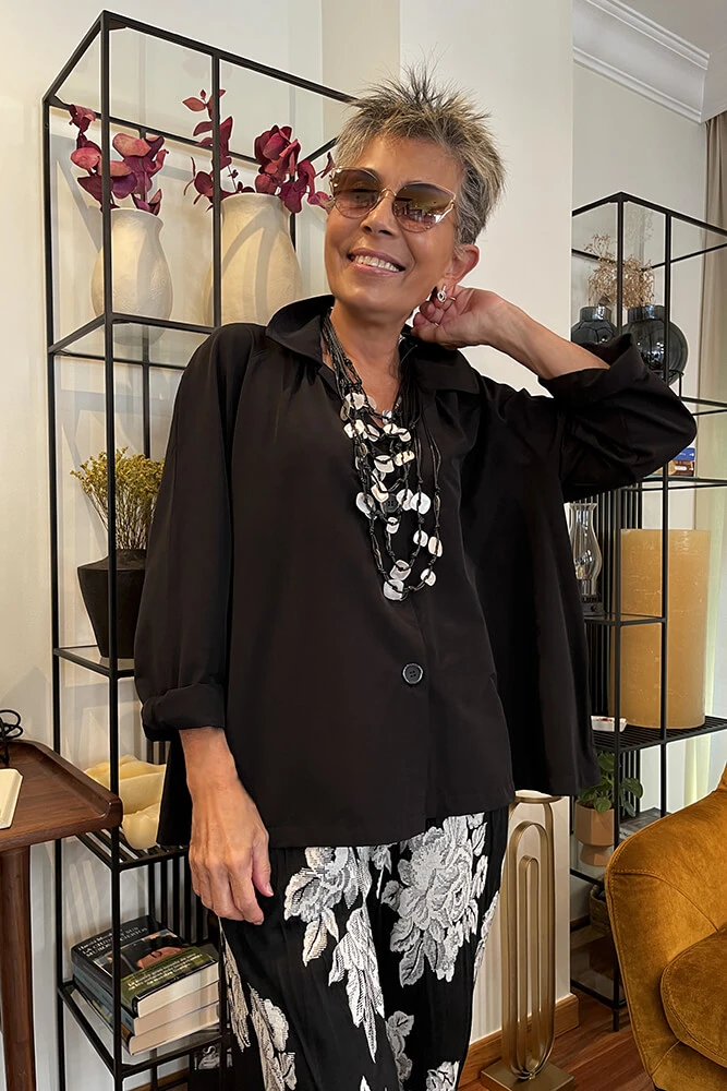 Camisa en color negro de corte oversize