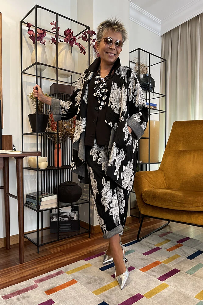Conjunto en tejido de estampado floral en tonos blanco y negro